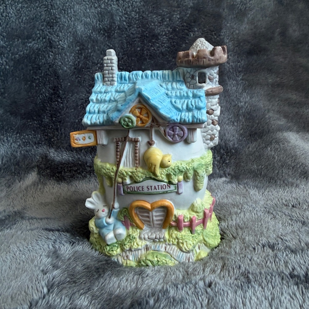 90's Bunnyville Gardens USA Illuminated Porcelain Easter House Police Station - Picture 4 of 8